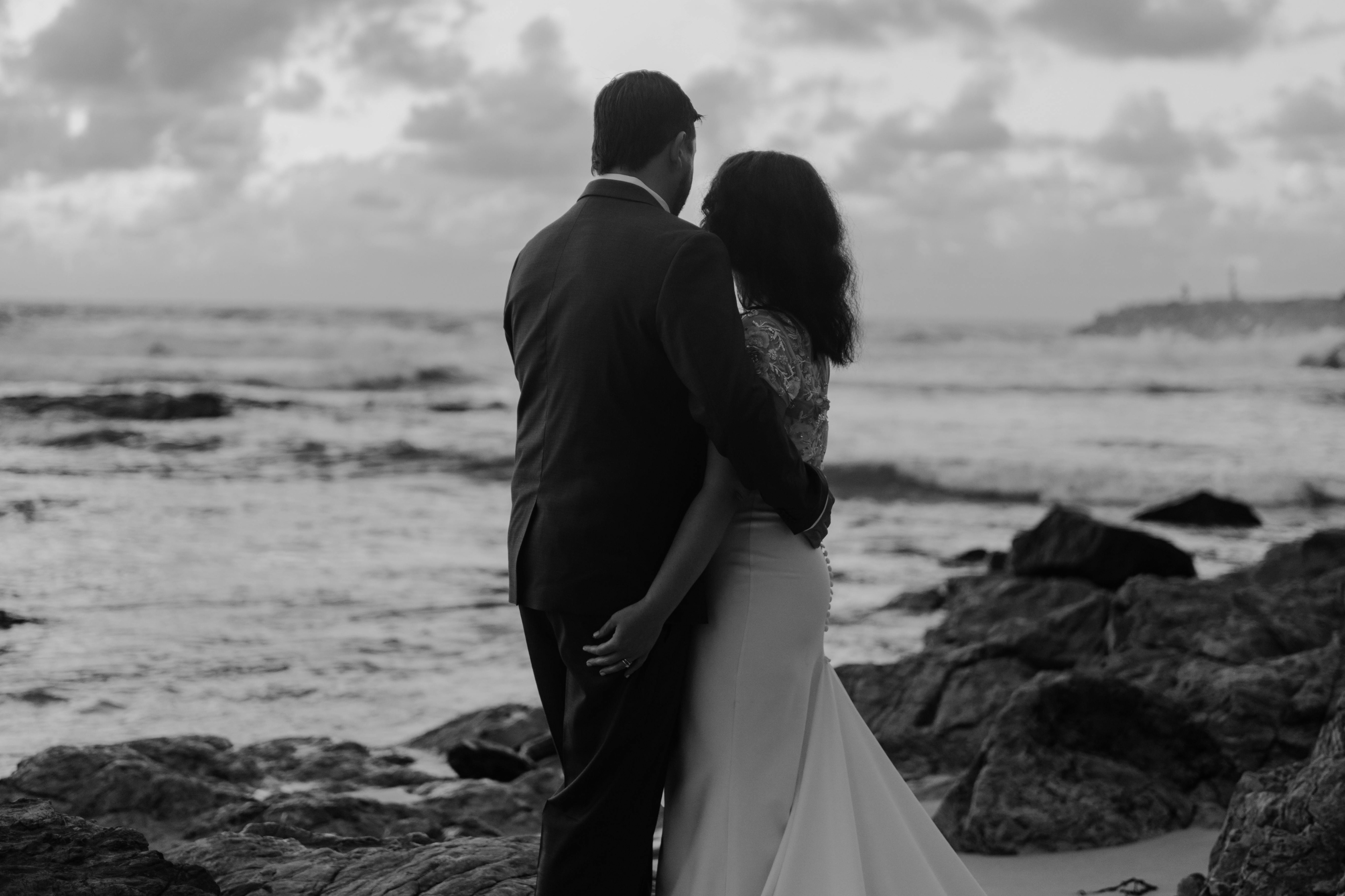 Couple along the beach, black and white